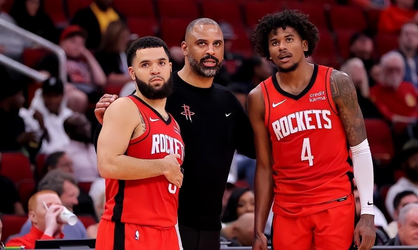 集结日CBA常规赛传出新动向，克里夫兰骑士复出首秀，管理层表态——管理层满意，团队化学反应显著(新疆队成为cba第一支晋级季后赛球队)